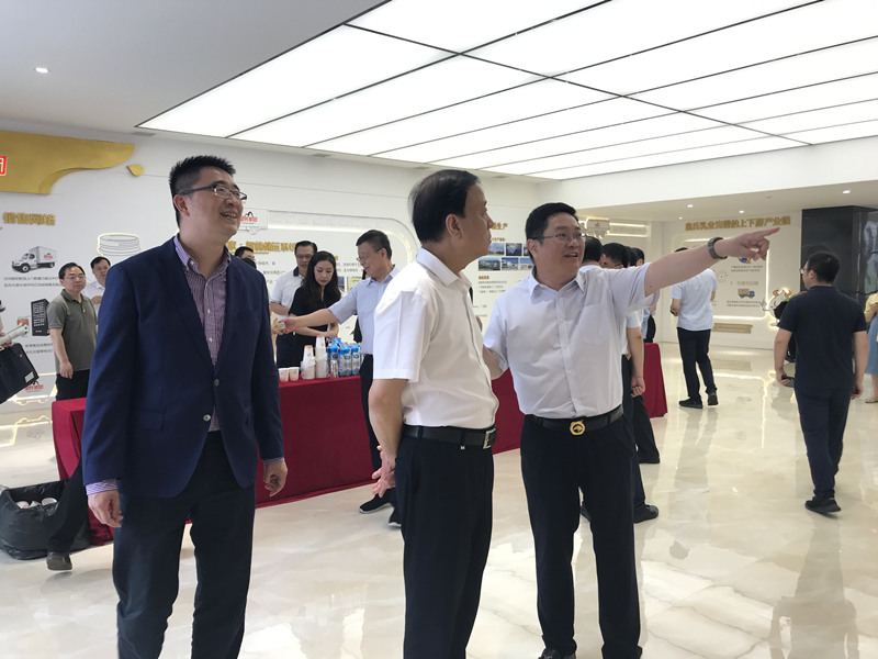 全國人大常委會(huì )副委員長(cháng)、九三學(xué)社中央主席武維華蒞臨皇氏集團參觀(guān)考察