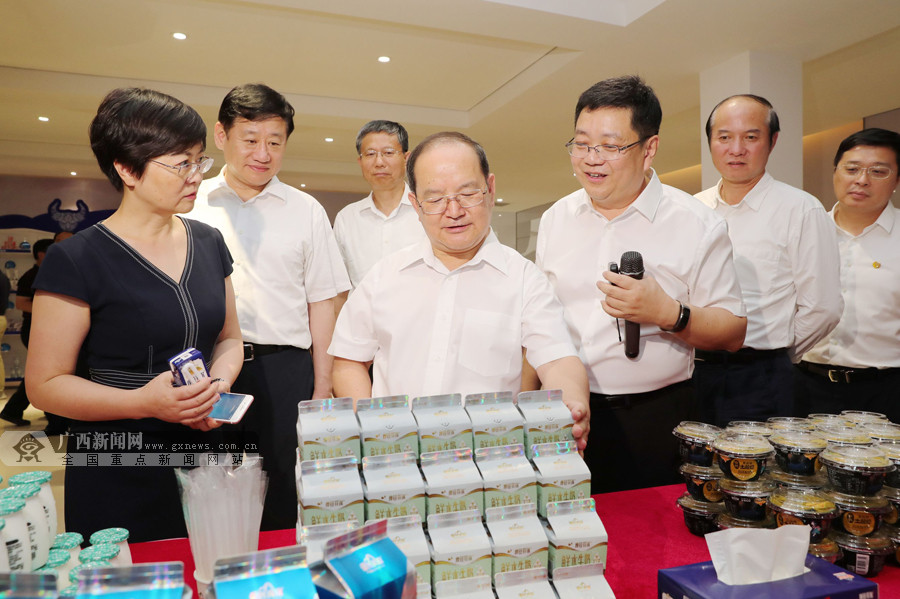 自治區黨委書(shū)記、自治區人大常委會(huì )主任鹿心社率全區年中工作會(huì )議代表蒞臨皇氏集團觀(guān)摩考察