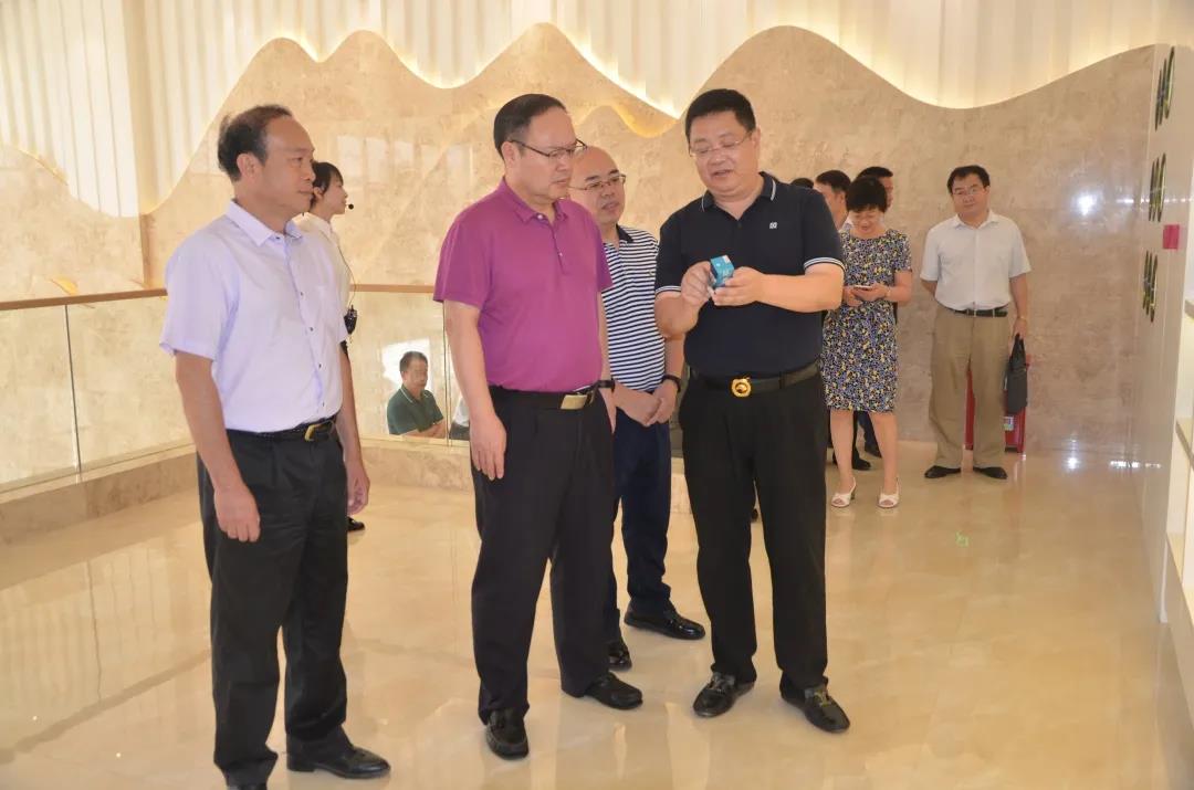 廣西科技廳黨組書(shū)記、廳長(cháng)曹坤華率調研組蒞臨皇氏集團開(kāi)展科技創(chuàng  )新支撐奶水牛產(chǎn)業(yè)高質(zhì)量發(fā)展調研