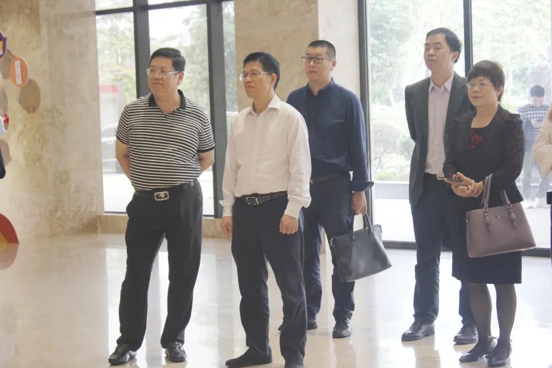 校企合作譜新篇，互利共贏(yíng)謀發(fā)展 | 廣西大學(xué)寧旭初總會(huì )計師一行蒞臨皇氏集團交流指導