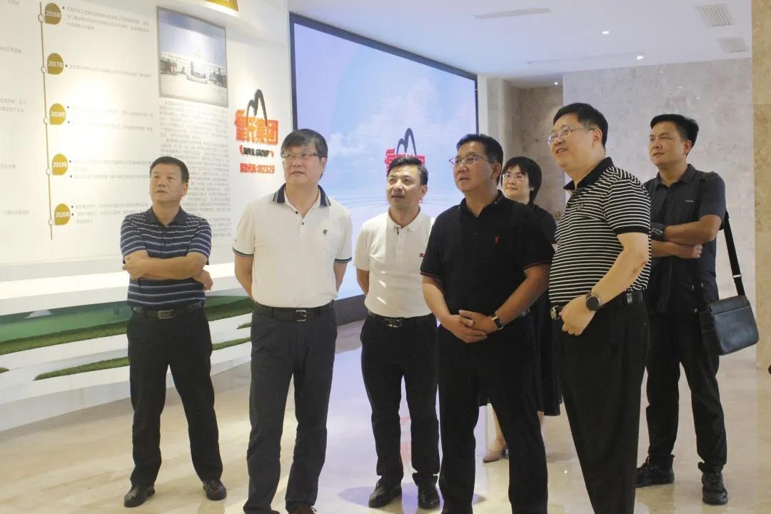 大理州人民政府黨組成員、一級巡視員吉向陽(yáng)率考察組蒞臨皇氏集團考察調研