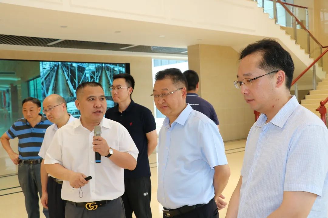 貴州省紀委省監委派駐第十三紀檢組、省工信廳一行蒞臨皇氏集團遵義乳業(yè)調研
