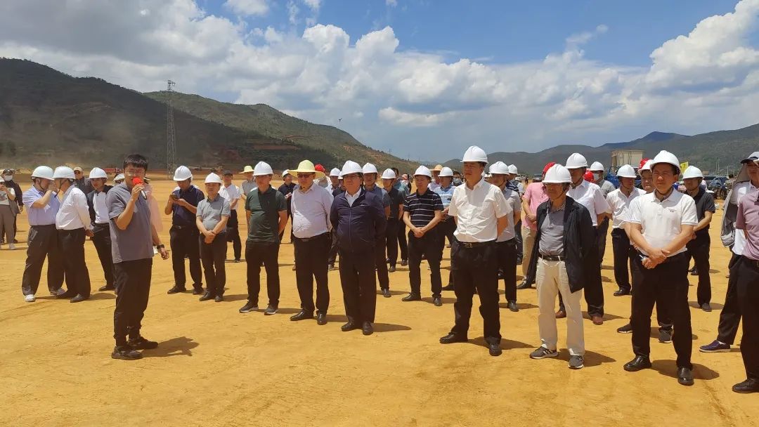 大理州政府黨組成員、一級巡視員吉向陽(yáng)帶隊考察來(lái)思爾乳業(yè)云禾萬(wàn)頭奶牛牧場(chǎng)
