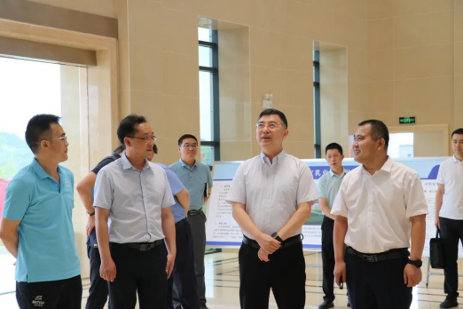 遵義市委常委、市政府副市長(cháng)王龍一行蒞臨皇氏集團遵義乳業(yè)調研指導