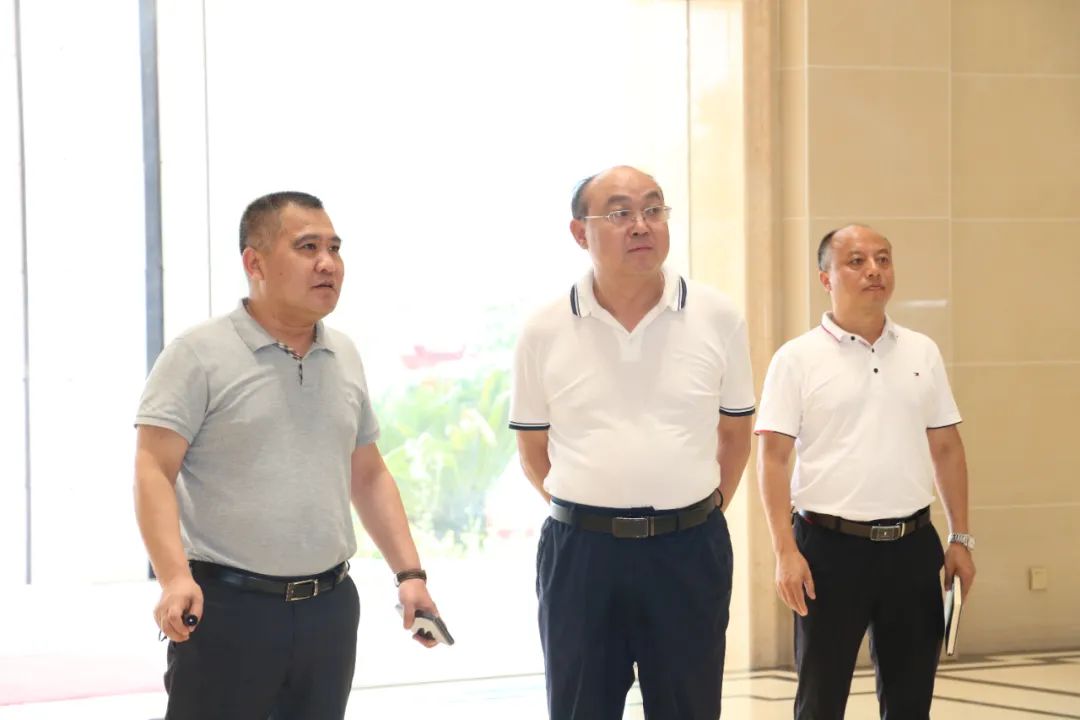 遵義市委統戰部副部長(cháng)、市工商聯(lián)黨組書(shū)記吳疆蒞臨皇氏集團遵義乳業(yè)調研指導