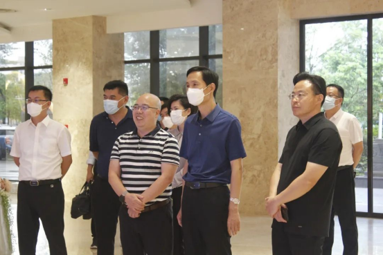 菏澤市委副書(shū)記、市長(cháng)張倫一行領(lǐng)導蒞臨皇氏集團參觀(guān)交流