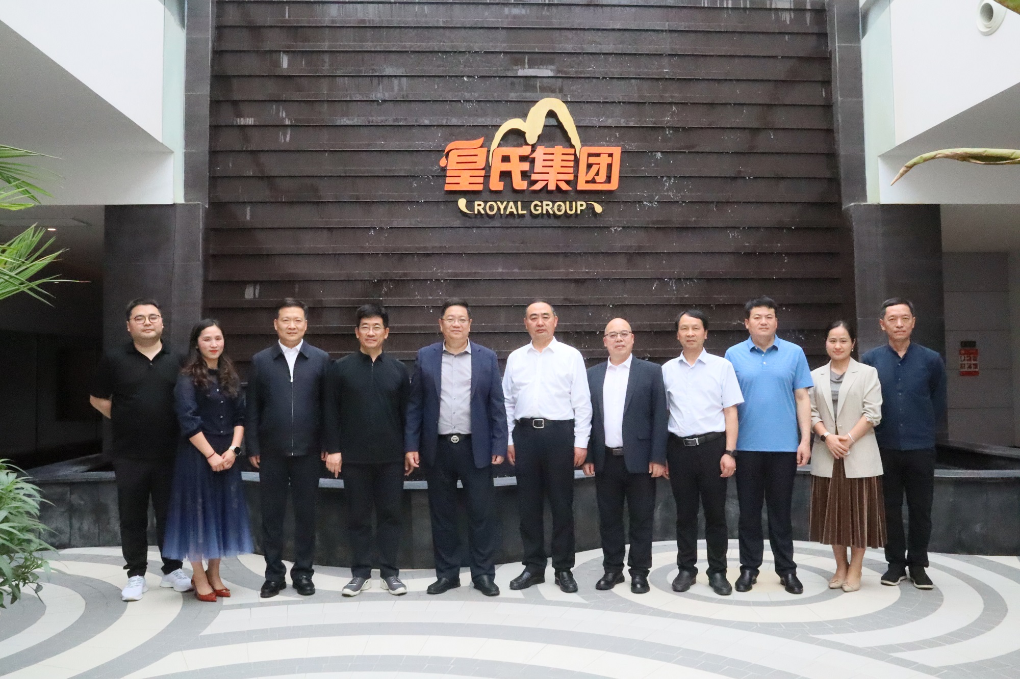 2023年5月14日，阜陽(yáng)市委書(shū)記孫正東一行蒞臨皇氏集團交流考察