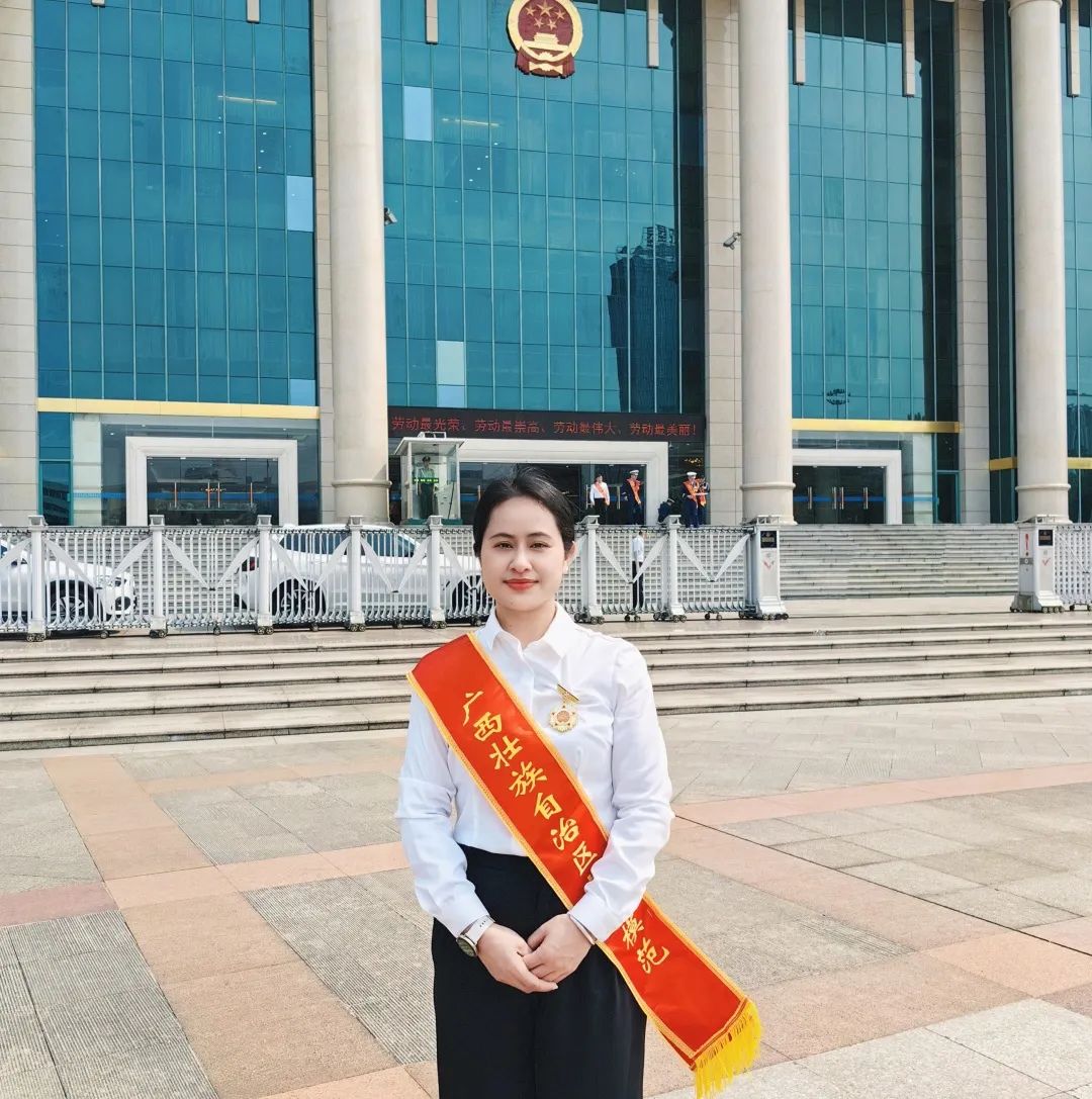 樹(shù)標桿，立榜樣丨皇氏集團石愛(ài)萍同志榮獲“廣西壯族自治區勞動(dòng)模范”稱(chēng)號！
