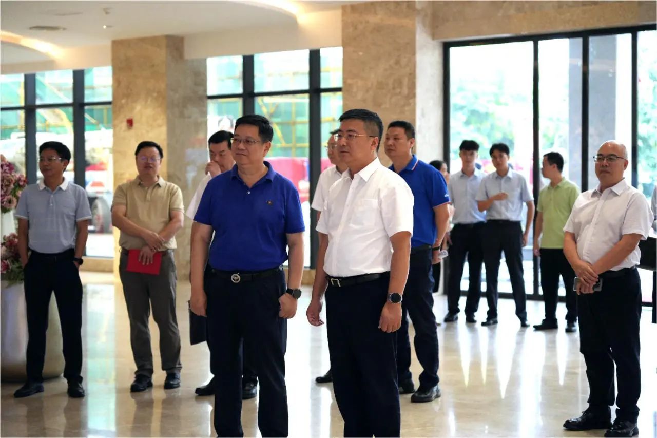 中國農業(yè)銀行廣西區分行黨委書(shū)記、行長(cháng)張清蒞臨皇氏集團調研指導