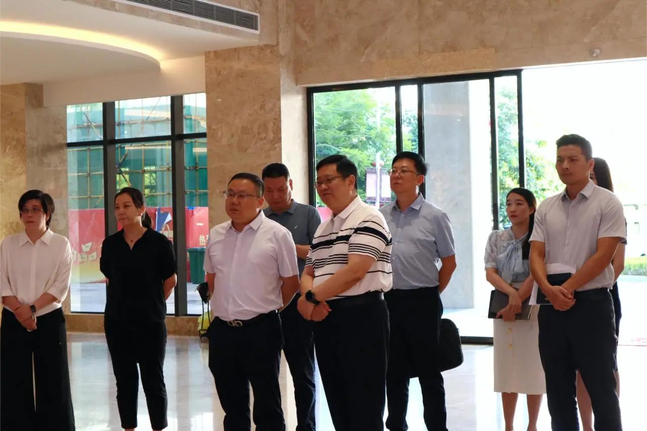 平安銀行南寧分行黨委書(shū)記、行長(cháng)陳亮蒞臨皇氏集團調研指導