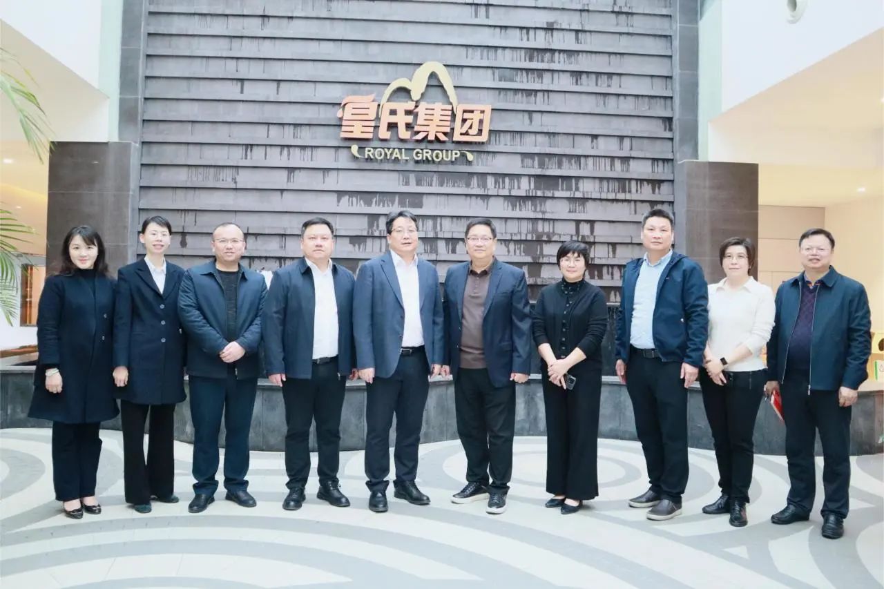 中國銀行廣西區分行副行長(cháng)、南寧分行行長(cháng)曹耀鋒到皇氏集團調研指導